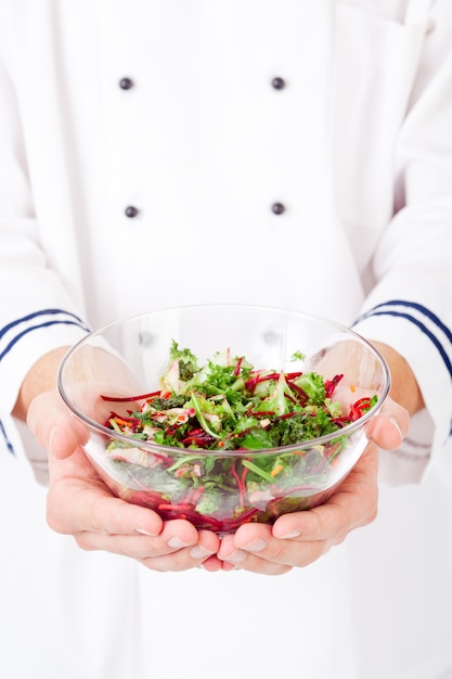 Kucharz przygotowujący sałatkę