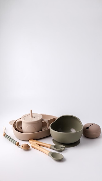 Stół kuchenny z naczyniami