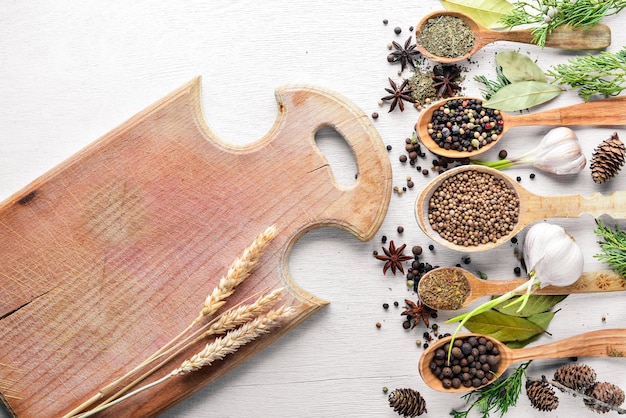 Deska z przyprawami i świeżymi ziołami